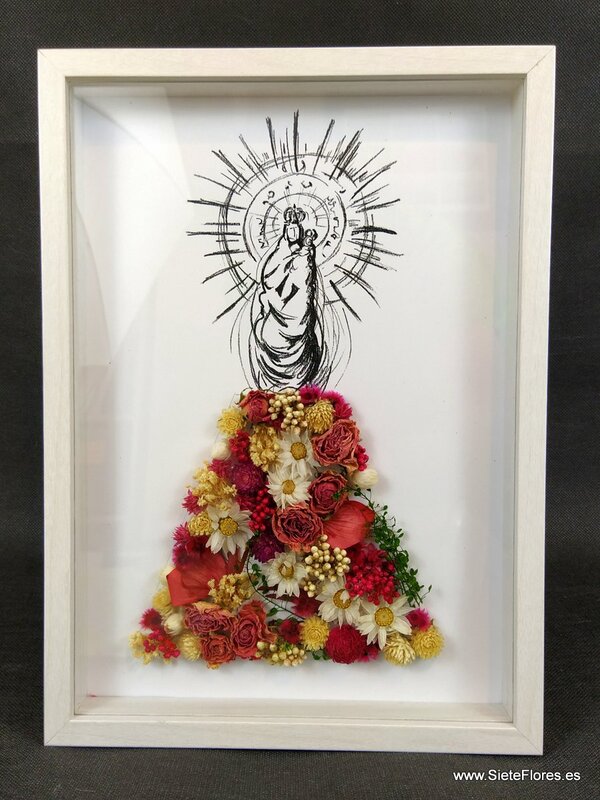 Virgen del Pilar con manto de flores preservadas. Siete Flores Zaragoza
